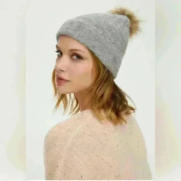 Aritzia Jay Peak Beanie  Slouchy PomPom Hat in Medium Gray One Size - Picture 1 of 8